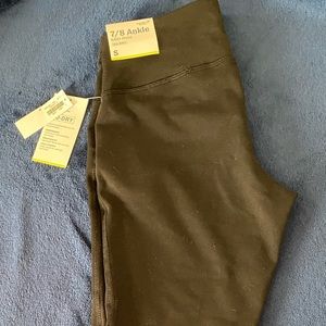 NWT Old Navy 7/8 Mid-Rise Compression Leggings